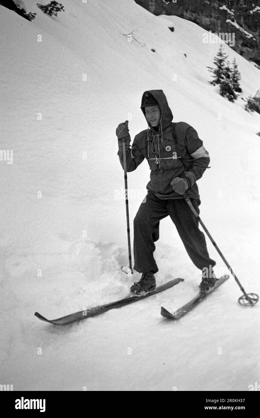 Mitglied der Deutschen Bergwacht, Kreuzeck 1936. Member of the German Mountain Rescue Service, Kreuzeck 1936. Stock Photo