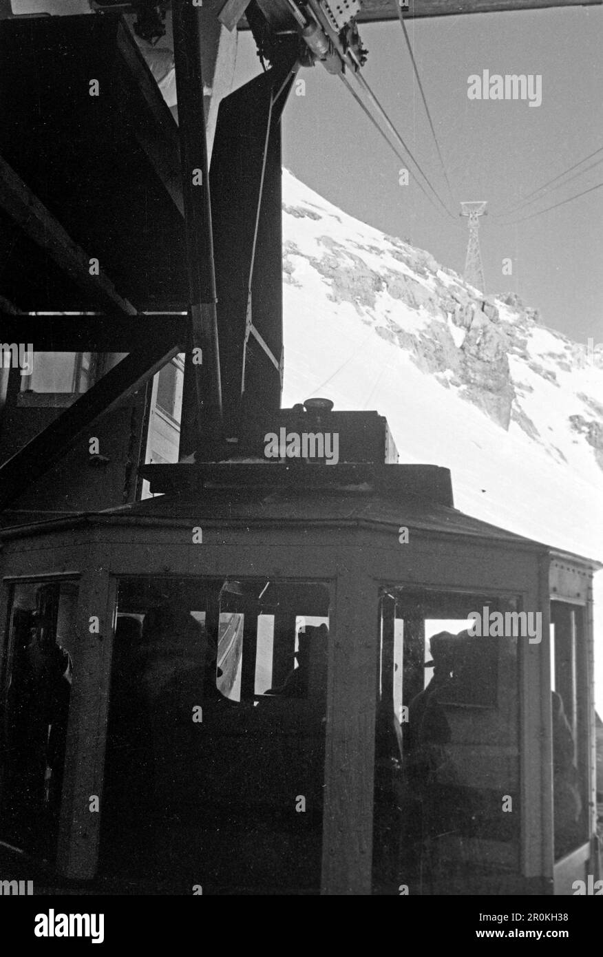 Eine Gondel der Zugspitzbahn, 1936. A gondola of the Zugspitzbahn, 1936 ...