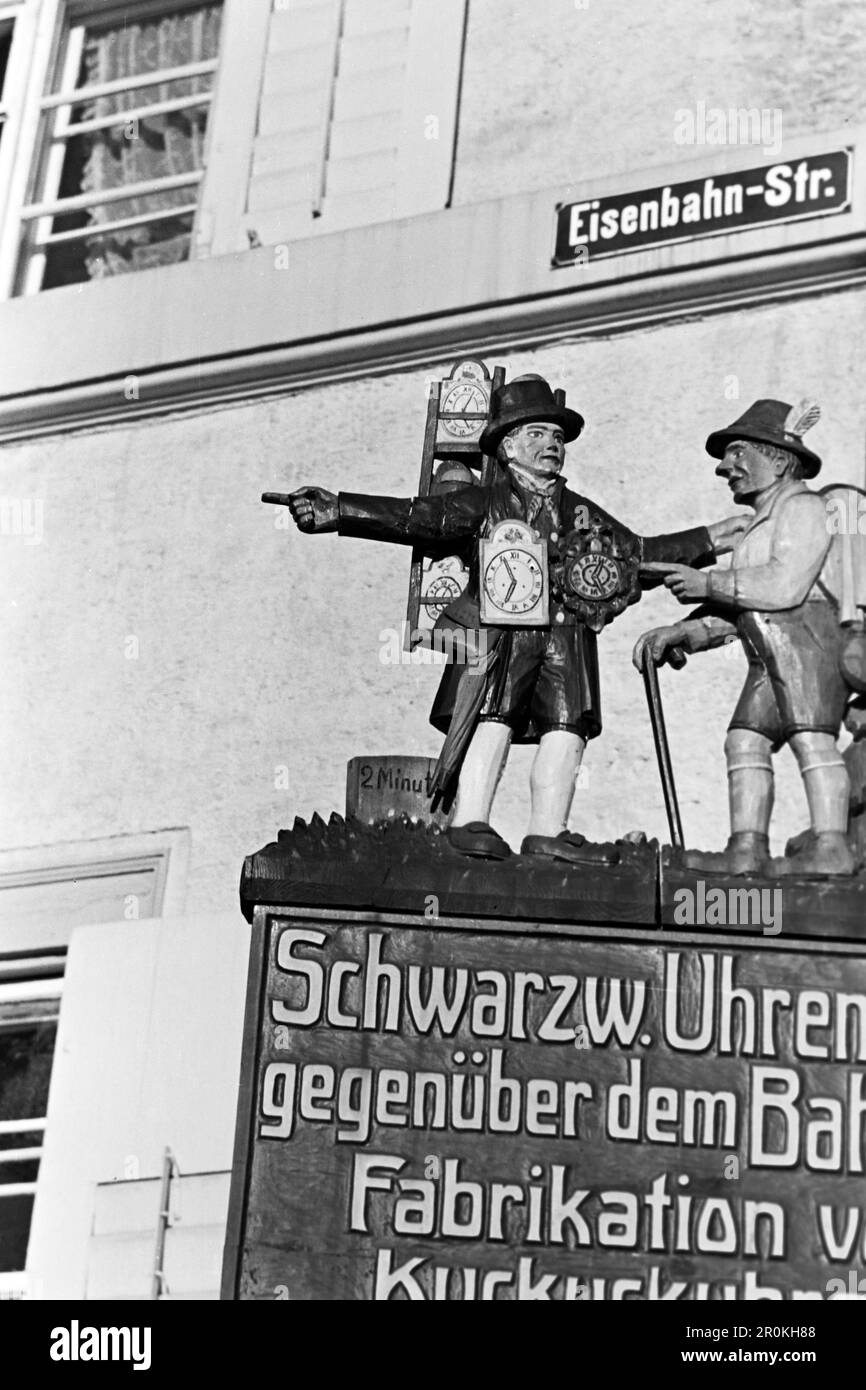 Geschnitzter Wegweiser zur Uhrenwerkstatt, Neustadt, 1938. Carved signpost to the clock workshop, Neustadt, 1938. Stock Photo