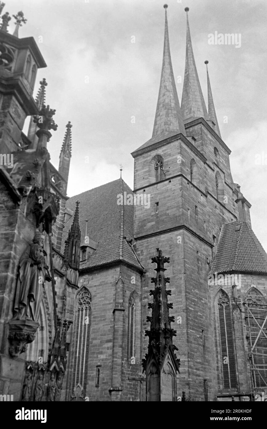 Die Severikirche neben dem Dom in Erfurt, 1956. St Severus' Church in Erfurt next to the cathedral, 1956. Stock Photo