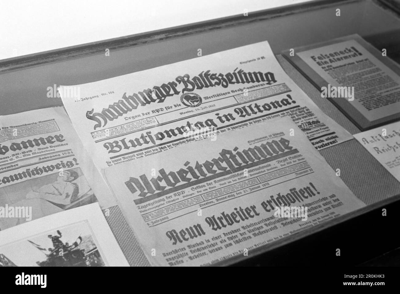 Zeitungen aus den frühern 1930er Jahren, Buchenwald 1960. Newspapers from the early 1930s, Buchenwald 1960. Stock Photo