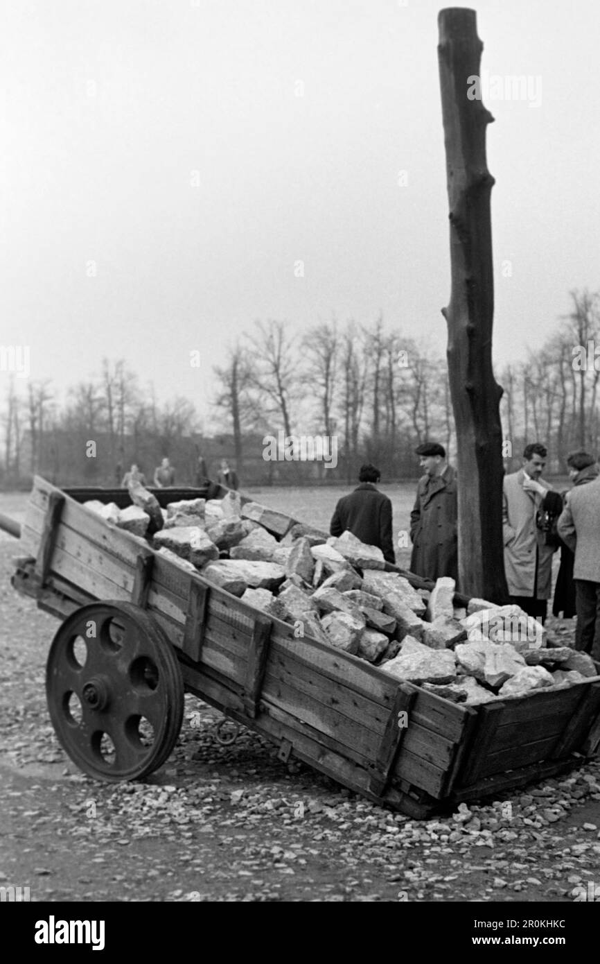 Transportwagen, den Häftlinge bei der Zwangsarbeit einsetzen mussten, Konzentrationslager Buchenwald 1960. Transport cart that prisoners had to use for forced labour, Buchenwald concentration camp 1960. Stock Photo
