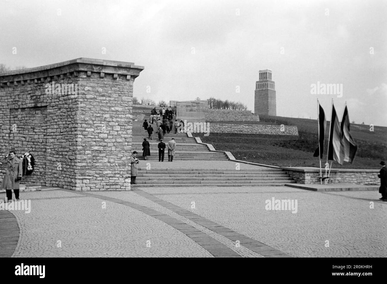 Der Stelenweg in der Gedenkstätte Buchenwald mit dem Turm der Freiheit im Hintergrund, 1960. The Stelae Path at the Buchenwald Memorial with the Freedom Tower in the background, 1960. Stock Photo