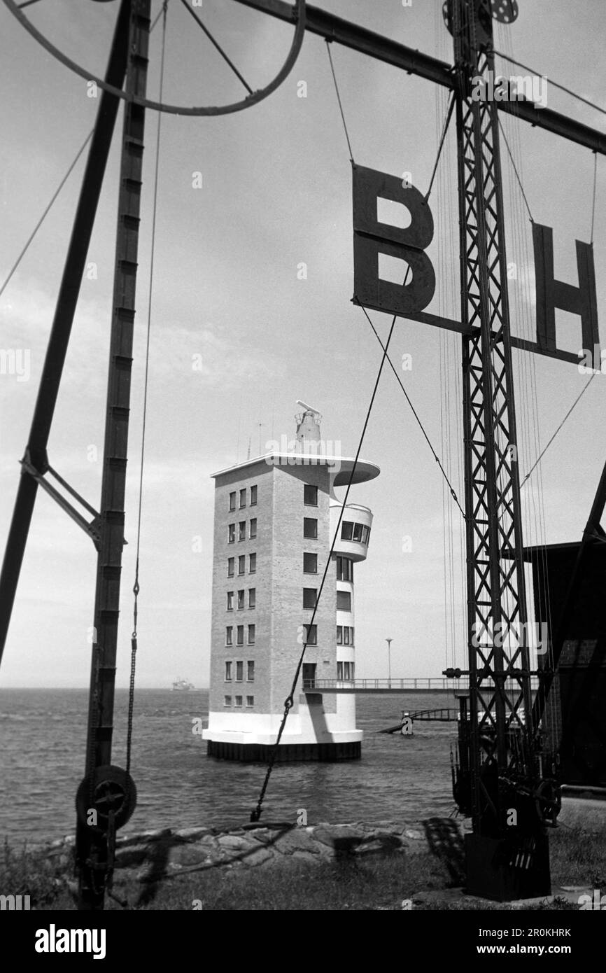 Blick auf den Radarturm durch den Semaphor am Hafen von Cuxhaven, 1960. View of the radar tower through the semaphore at Cuxhaven harbour, 1960. Stock Photo