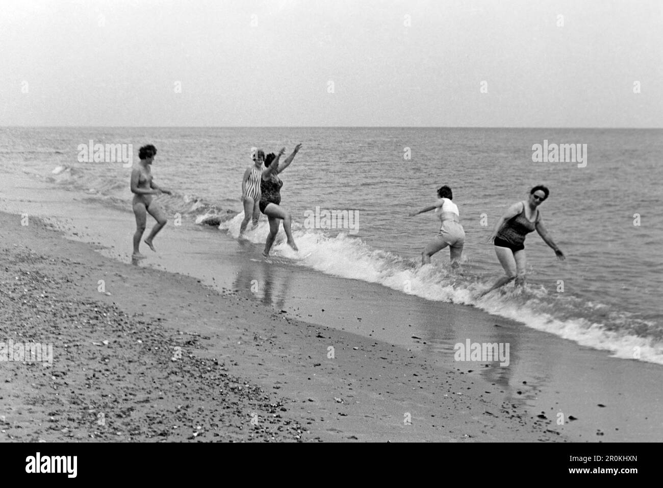 Frauen gehen baden in der Ostsee, 1988. Women go swimming in the Baltic Sea, 1988. Stock Photo