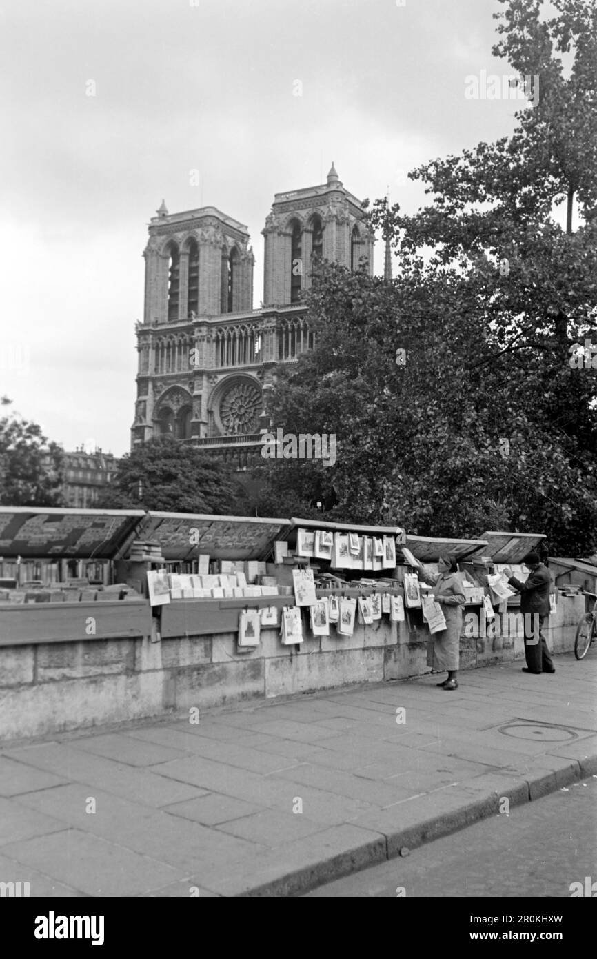Bücherkisten an Notre Dame de Paris, 1940. Book boxes at Notre Dame de Paris, 1940. Stock Photo
