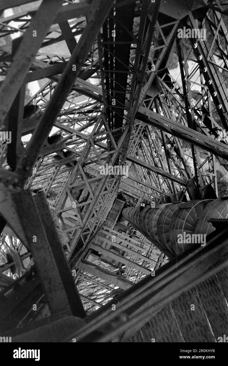 Die Wendeltreppe innerhalb der Stahlkonstruktion des Eiffelturms, von oben nach unten, Paris 1940. The spiral staircase inside the steel structure of the Eiffel Tower, from top to bottom, Paris 1940. Stock Photo