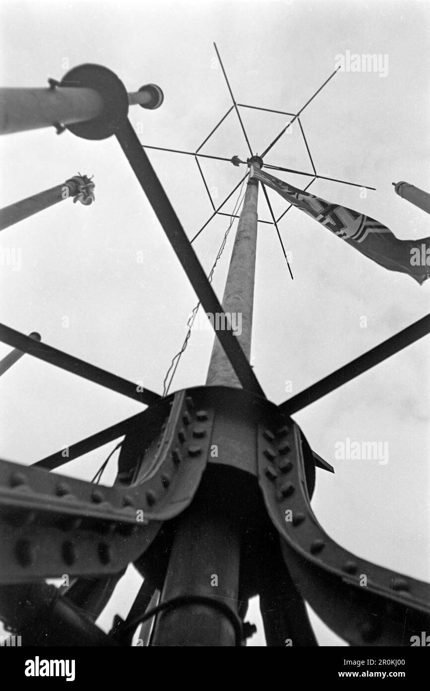 Blick zur Spitze des Eiffelturms mit Hakenkreuz-Flagge, Paris 1940. View to the top of the Eiffel Tower with swastika flag, Paris 1940. Stock Photo