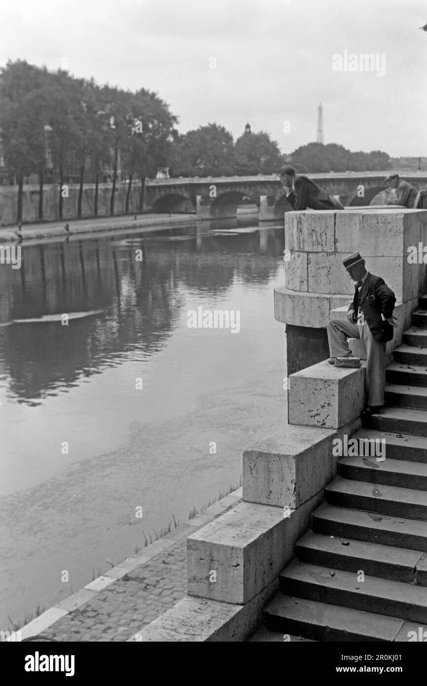 Herren blicken auf die Seine, Paris 1940. Gentlemen looking at the Seine, Paris 1940. Stock Photo