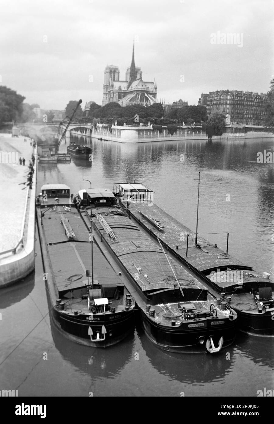 Lastkähne auf der Seine, Blick auf Notre Dame de Paris von Osten, 1940. Barges on the Seine, view of Notre Dame de Paris from the east, 1940. Stock Photo