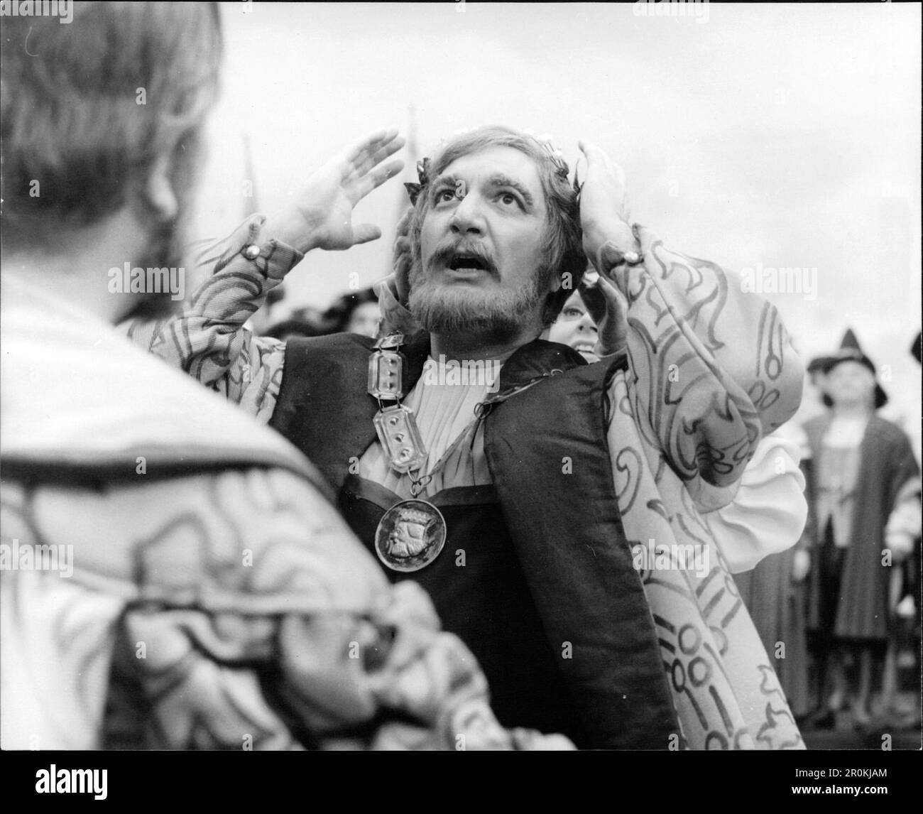 Die Meistersinger von Nürnberg - Auf der Festwiese nimmt Hans Sachs (Giorgio Tozzi) gerührt die Huldigungen des Volkes entgegen. Freudig verkündet er dann den von Pogner festgesetzten Preis. Stock Photo