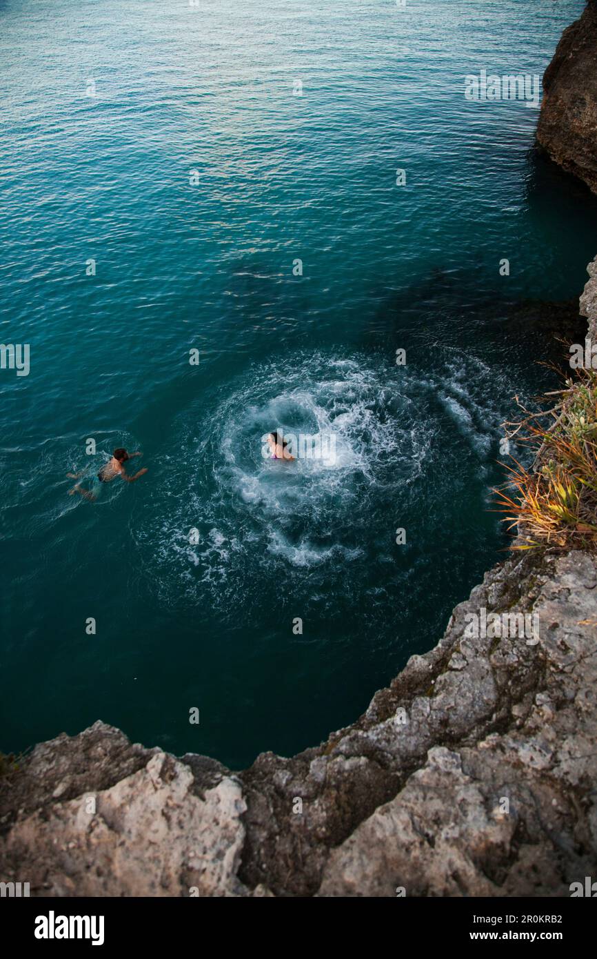 BERMUDA. Hamilton Parish. Cliff jumping, swimming off a point in Admiralty House Park in Hamilton. Stock Photo