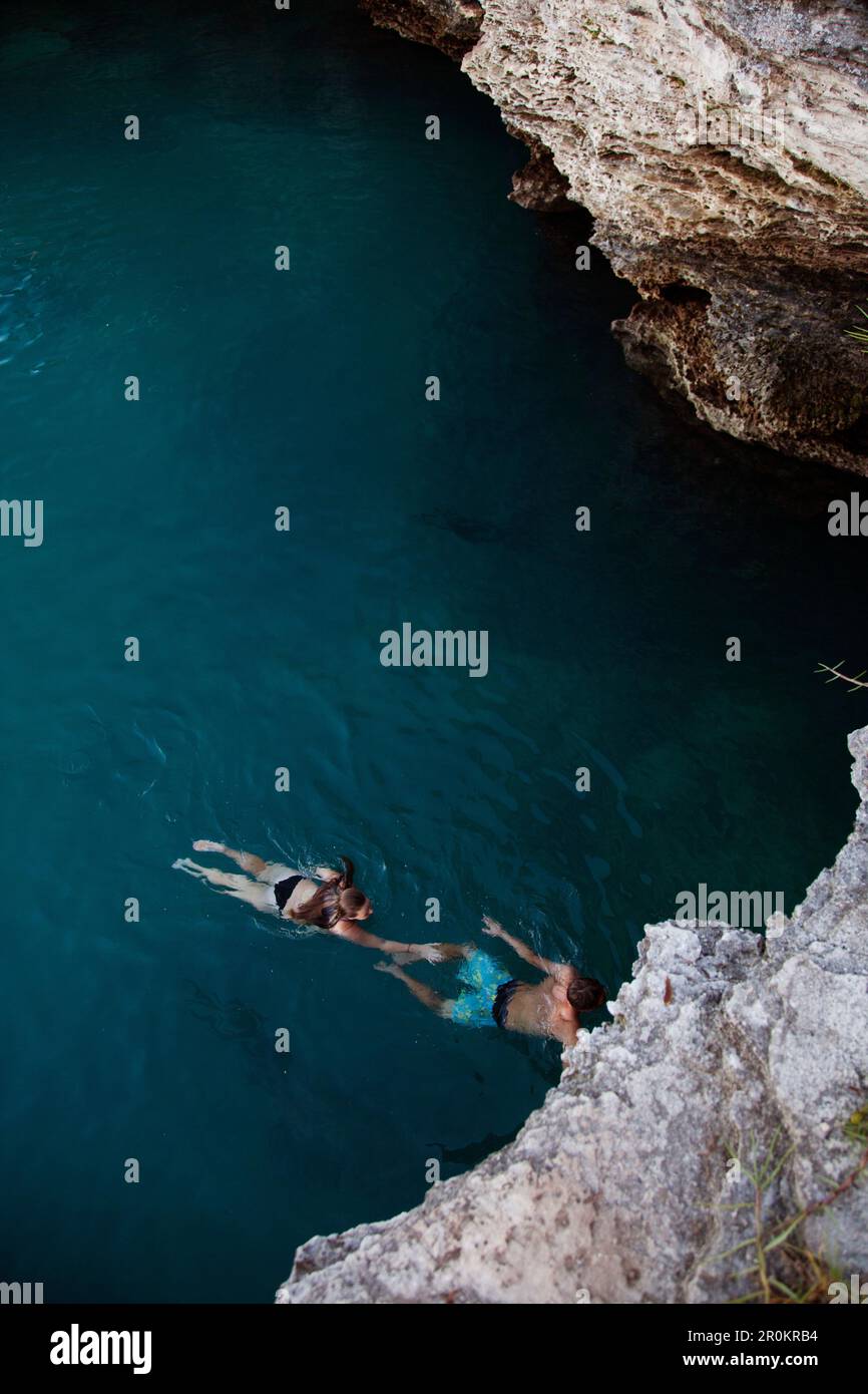 BERMUDA. Hamilton Parish. Cliff jumping, swimming off a point in Admiralty House Park in Hamilton. Stock Photo