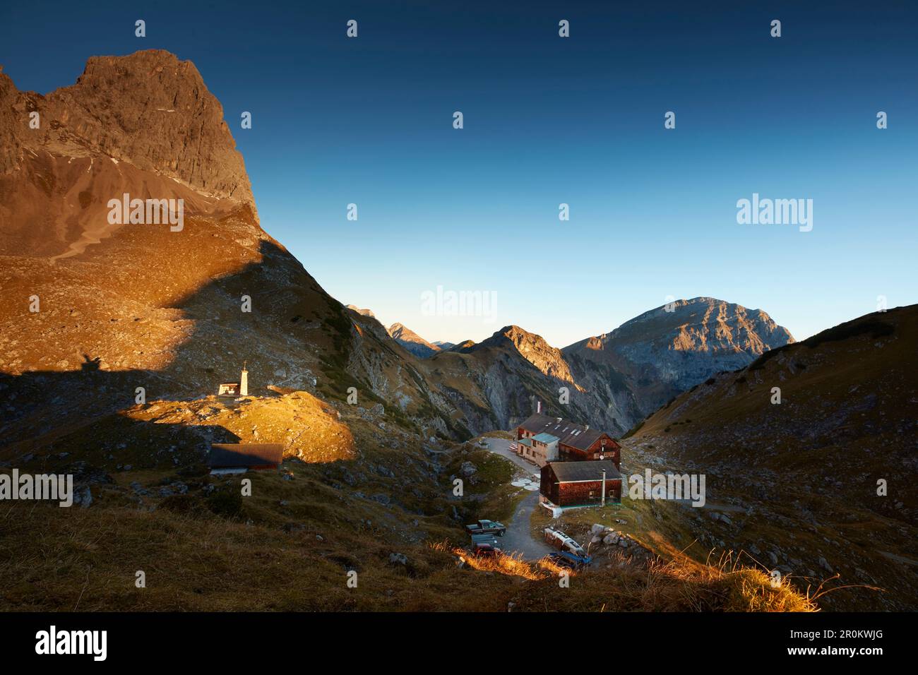 Lamsenjoch alpine hut, view to Lamsenspitze (left) and Sonnjoch (right),  Eastern Karwendel Range, Tyrol, Austria Stock Photo