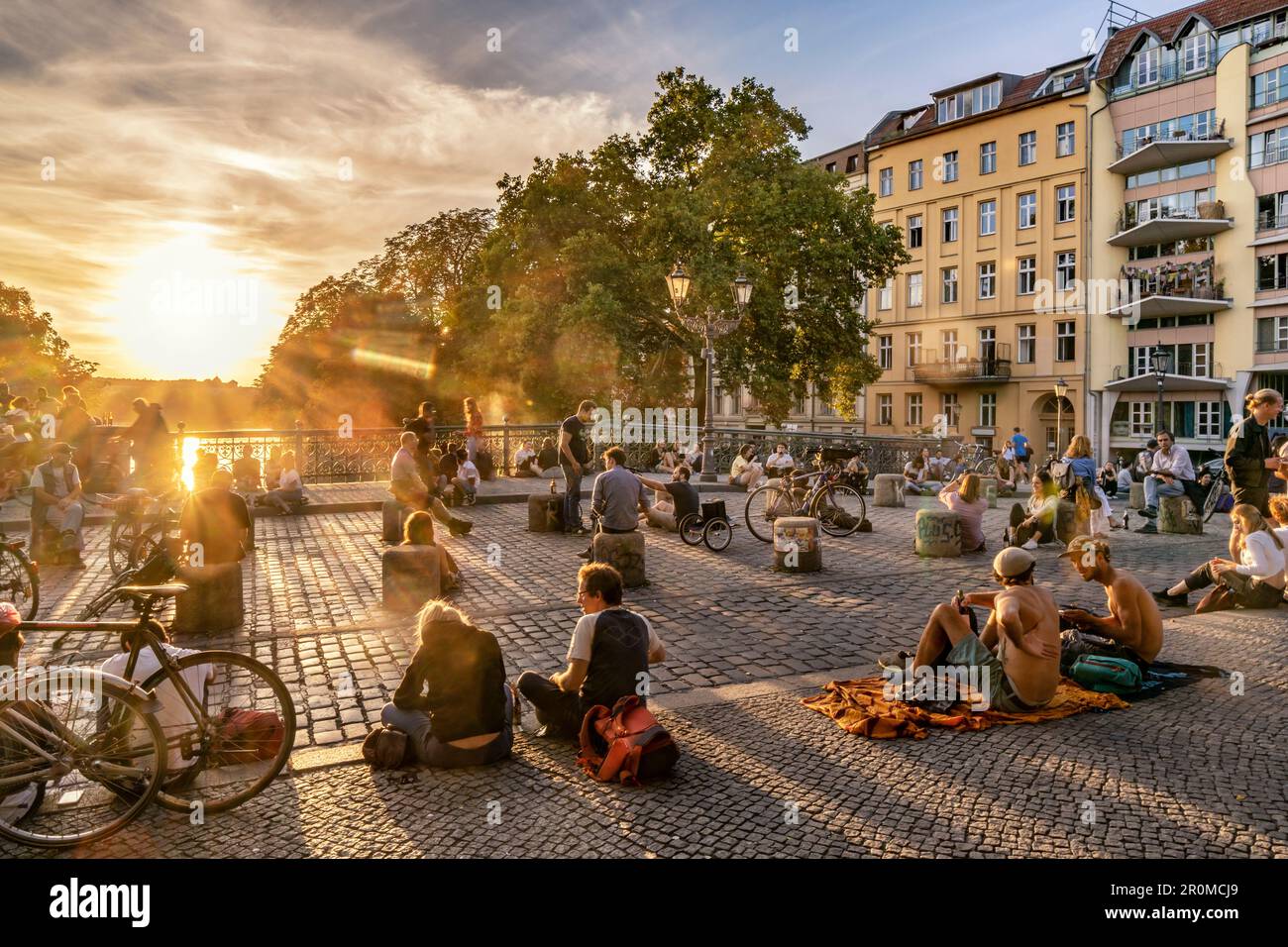Young people on the Admiralsbrücke in Kreuzberg, Berlin Stock Photo - Alamy