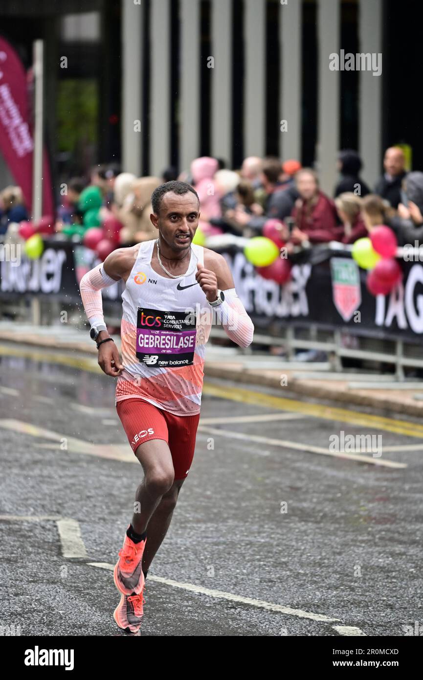 Leul Gebresilase (Ethiopia), Canary Wharf, 2023 London men's elite Marathon, United Kingdom Stock Photo