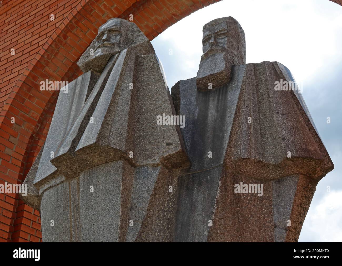 Marx & Engels statue, Budapest Memento Park,  Szoborpark, Hungary - Karl Marx & Friedrich Engels Stock Photo