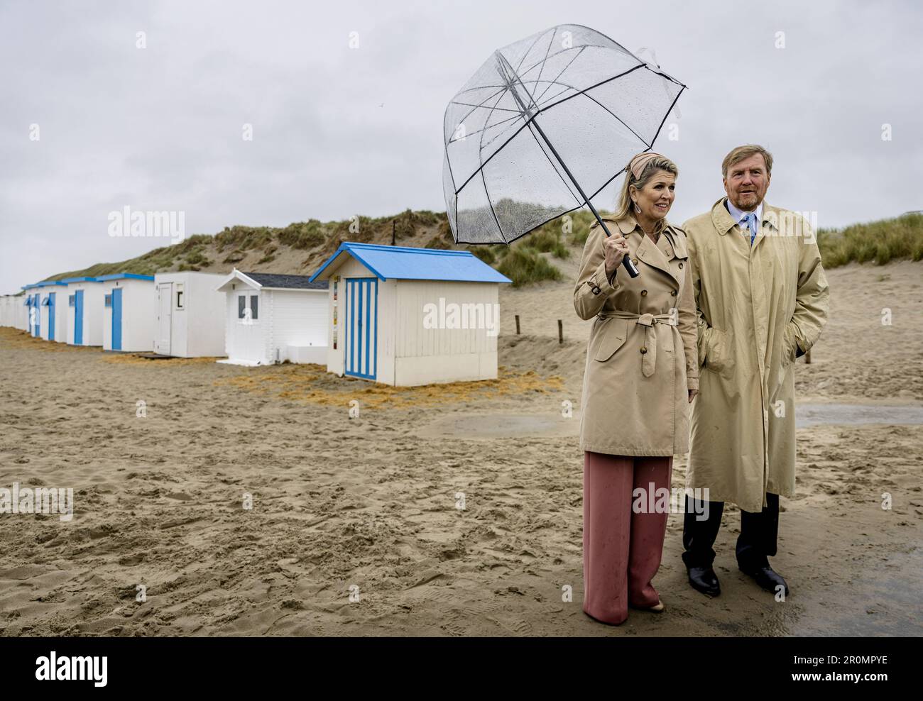 DEN HOORN - King Willem-Alexander and Queen Maxima pose at Beach Pavilion Paal 9. The royal couple is paying a two-day regional visit to the Wadden Islands. ANP SEM VAN DER WAL netherlands out - belgium out Credit: ANP/Alamy Live News Stock Photo