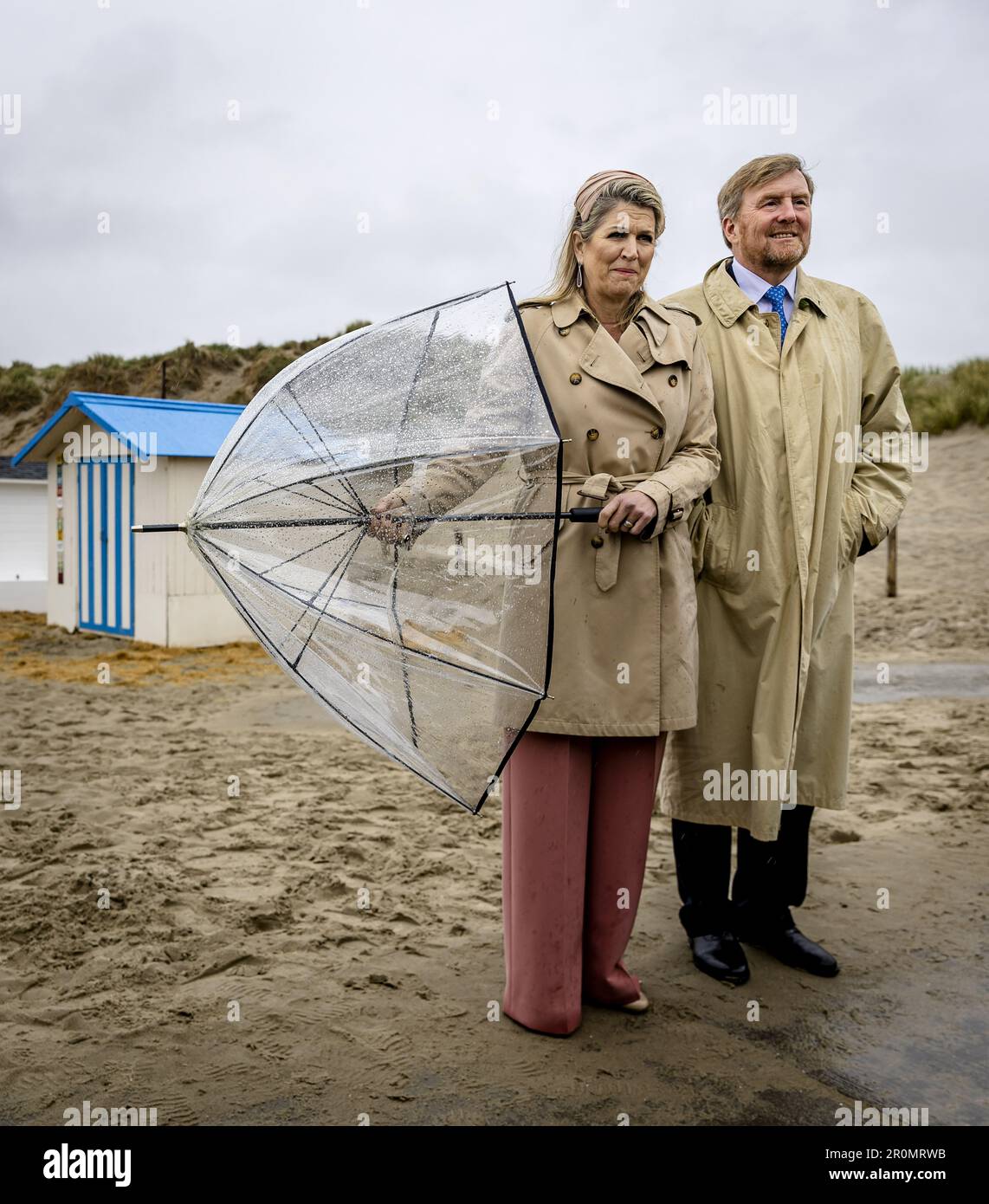 DEN HOORN - King Willem-Alexander and Queen Maxima pose at Beach Pavilion Paal 9. The royal couple is paying a two-day regional visit to the Wadden Islands. ANP SEM VAN DER WAL netherlands out - belgium out Credit: ANP/Alamy Live News Stock Photo