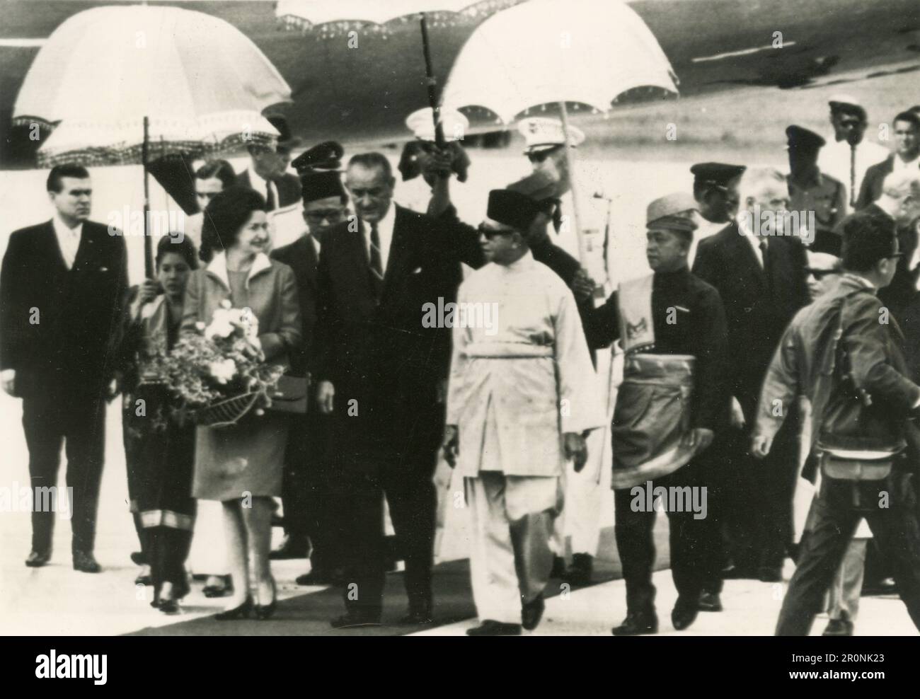US President Lyndon Johnson and wife with HM Tuanku Ismail Nasiruddin, Kuala Lumpur, Malaysia 1966 Stock Photo