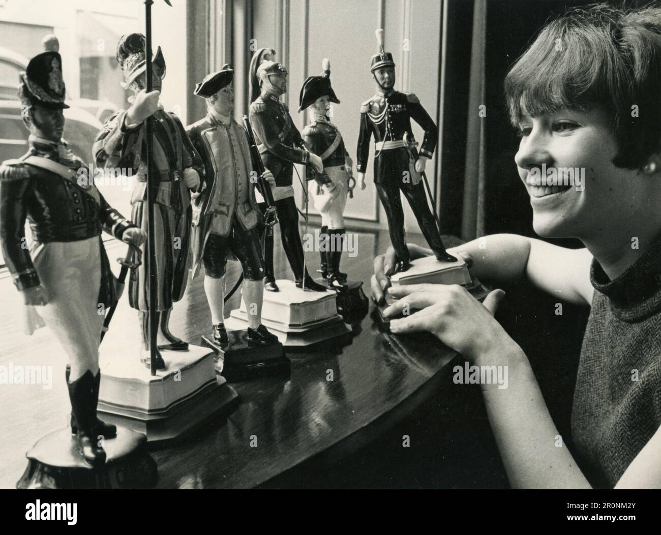 Display of new designs and patterns of historical and Papal figures by Worchester Royal Porcelain, London, England 1966 Stock Photo