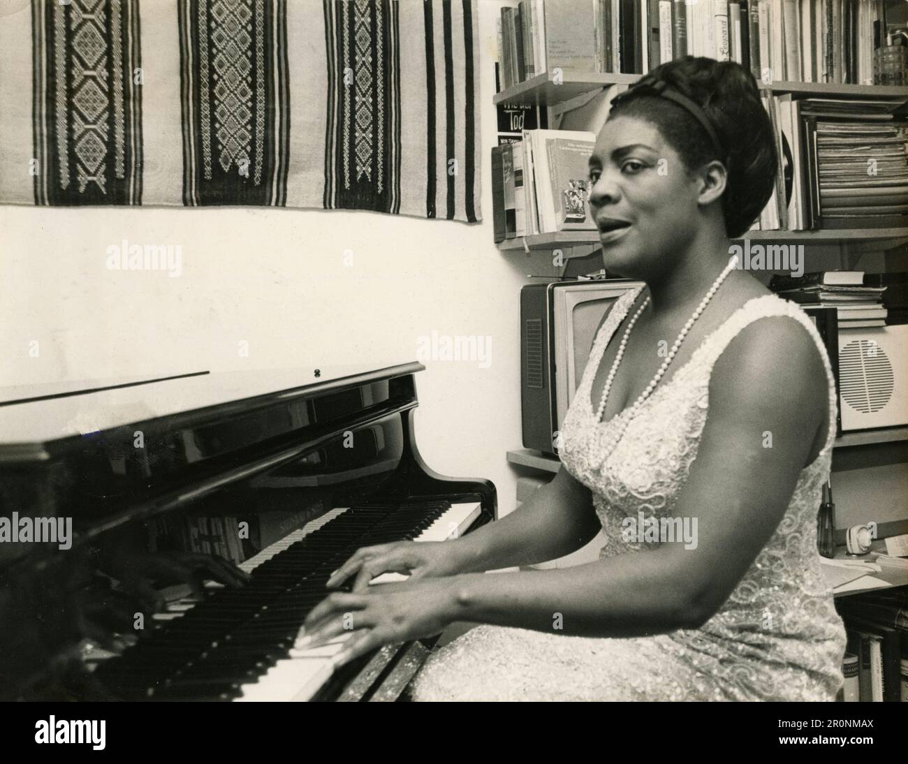 American singer and songwriter Nina Simone playing piano, USA 1965 Stock Photo