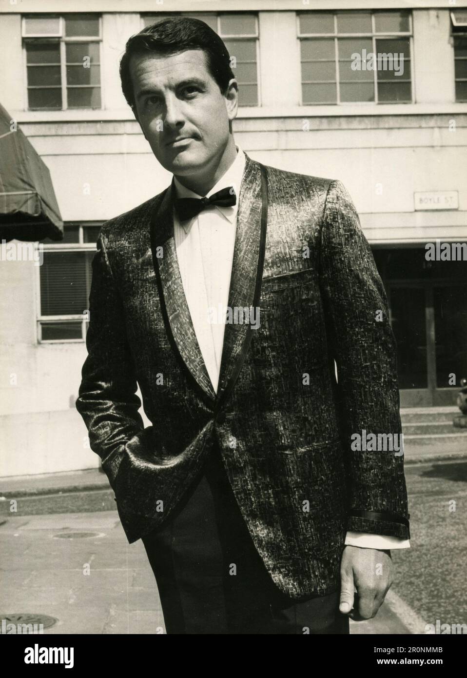 Men's Fashion: Model wearing a lightweight silk multi-colored dinner jacket by British designer Chester Barrie, UK 1966 Stock Photo