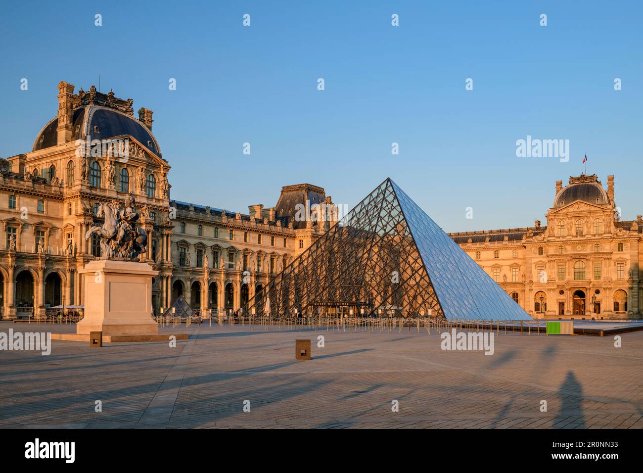 Louvre with entrance pyramid architect: Ieoh Ming Pei Louvre UNESCO Louvre with entrance pyramid architect: Ieoh Ming Pei Louvre UNESCO