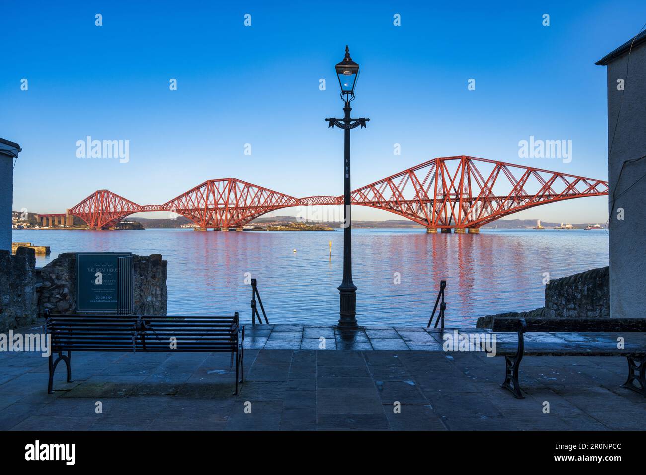 Victorian streetlight on Boat House steps, with view of Forth Rail Bridge - High Street, South Queensferry, Scotland, UK Stock Photo