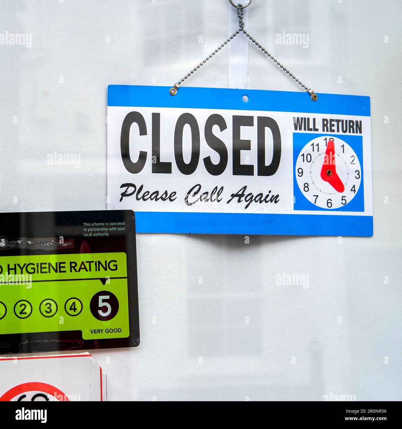 Closed sign and hygiene rating sticker in the window of a takeaway restaurant Stock Photo