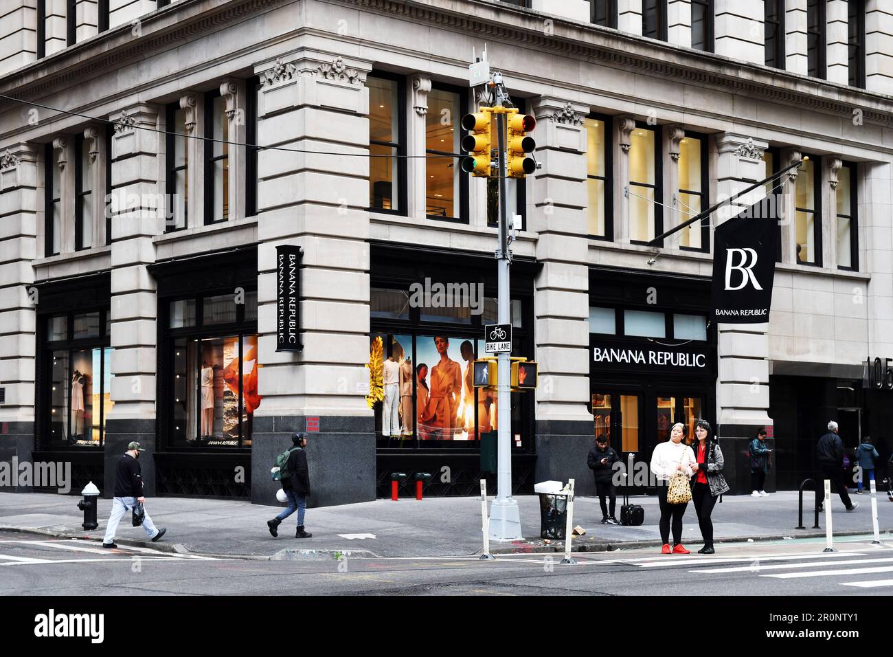 banana republic 5th ave hours
