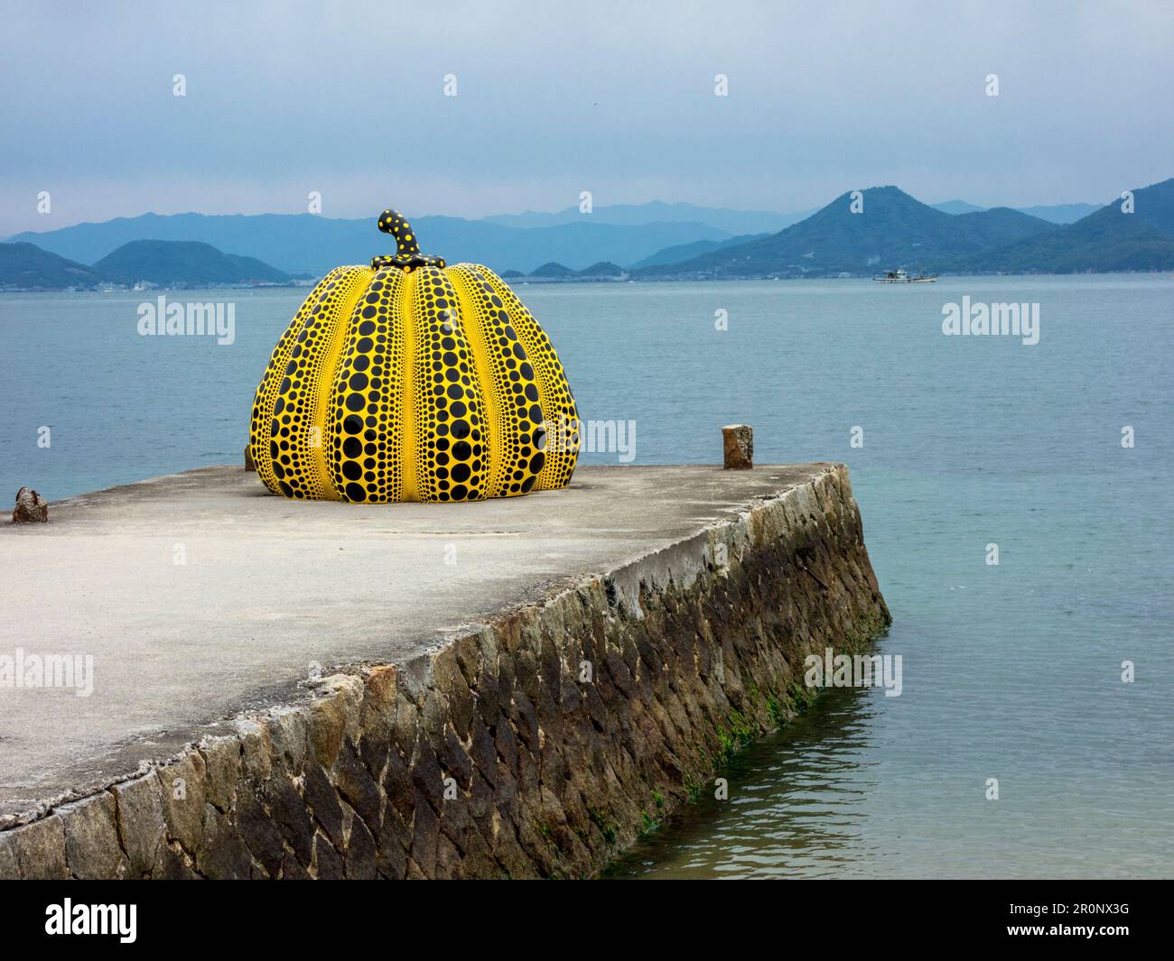 Pumpkin japanese artist yayoi kusama hi-res stock Pumpkin japanese artist yayoi kusama hi-res stock