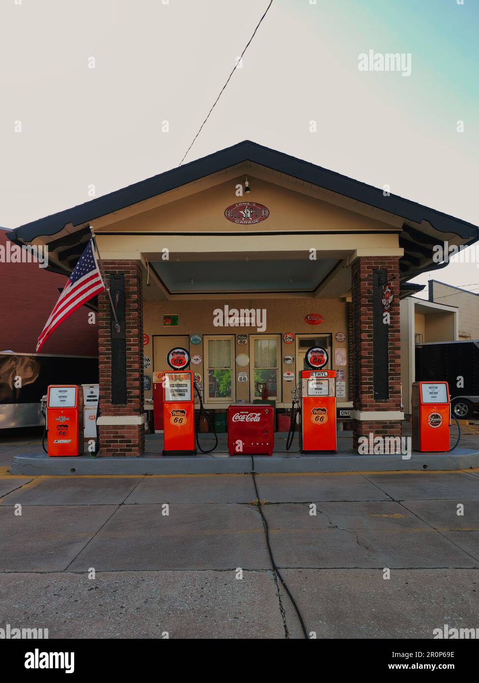 Paola, Kansas May 8, 2023 Ernie's Full Service Garage Stock Photo Alamy
