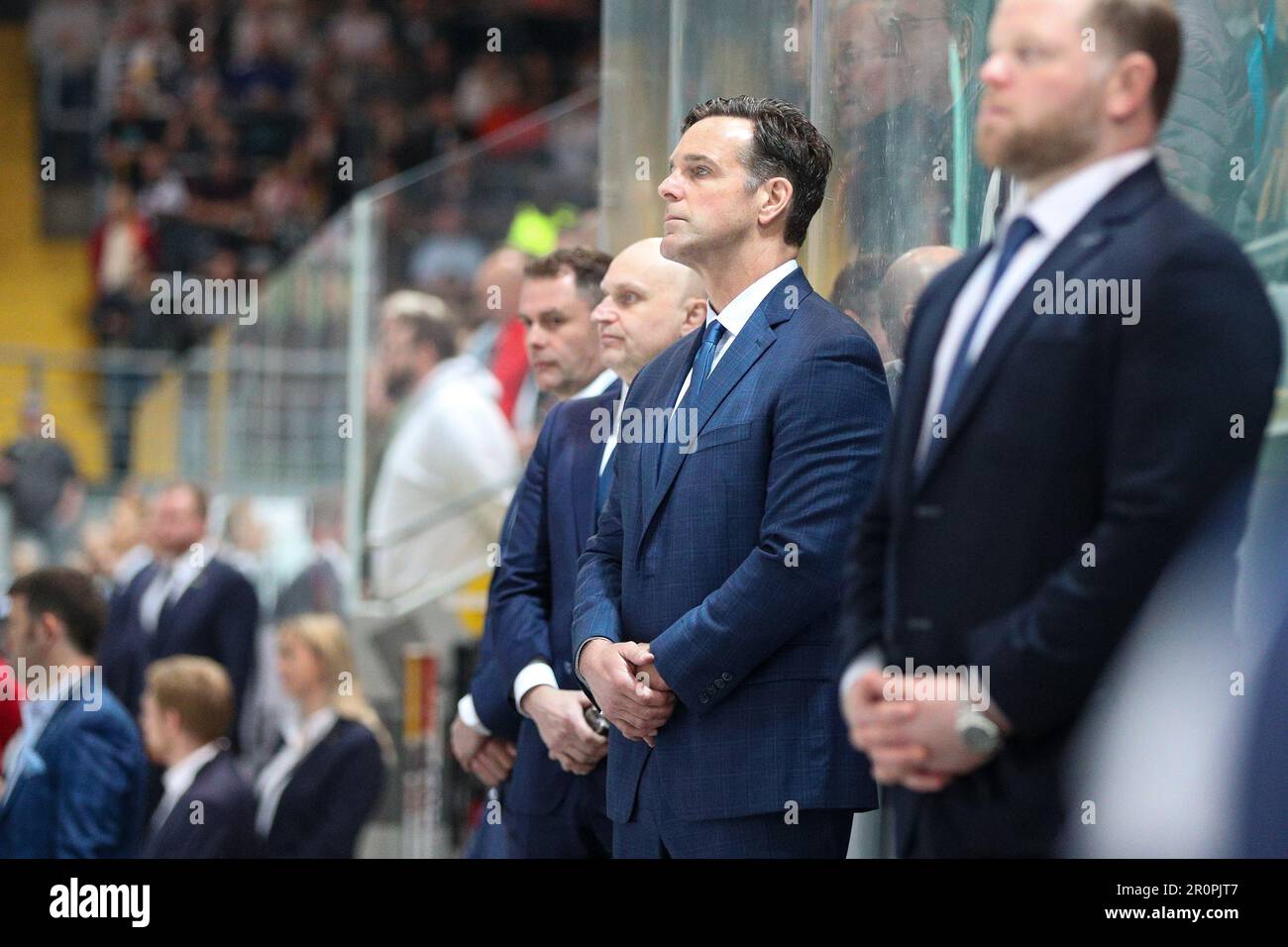 Munich, Germany. 09th May, 2023. Ice hockey: International match, World Cup preparation, Germany - USA at the Olympia Ice Stadium. David Quinn (2nd from right), coach of Team USA, stands on the boards. Credit: Christian Kolbert/dpa/Alamy Live News Stock Photo