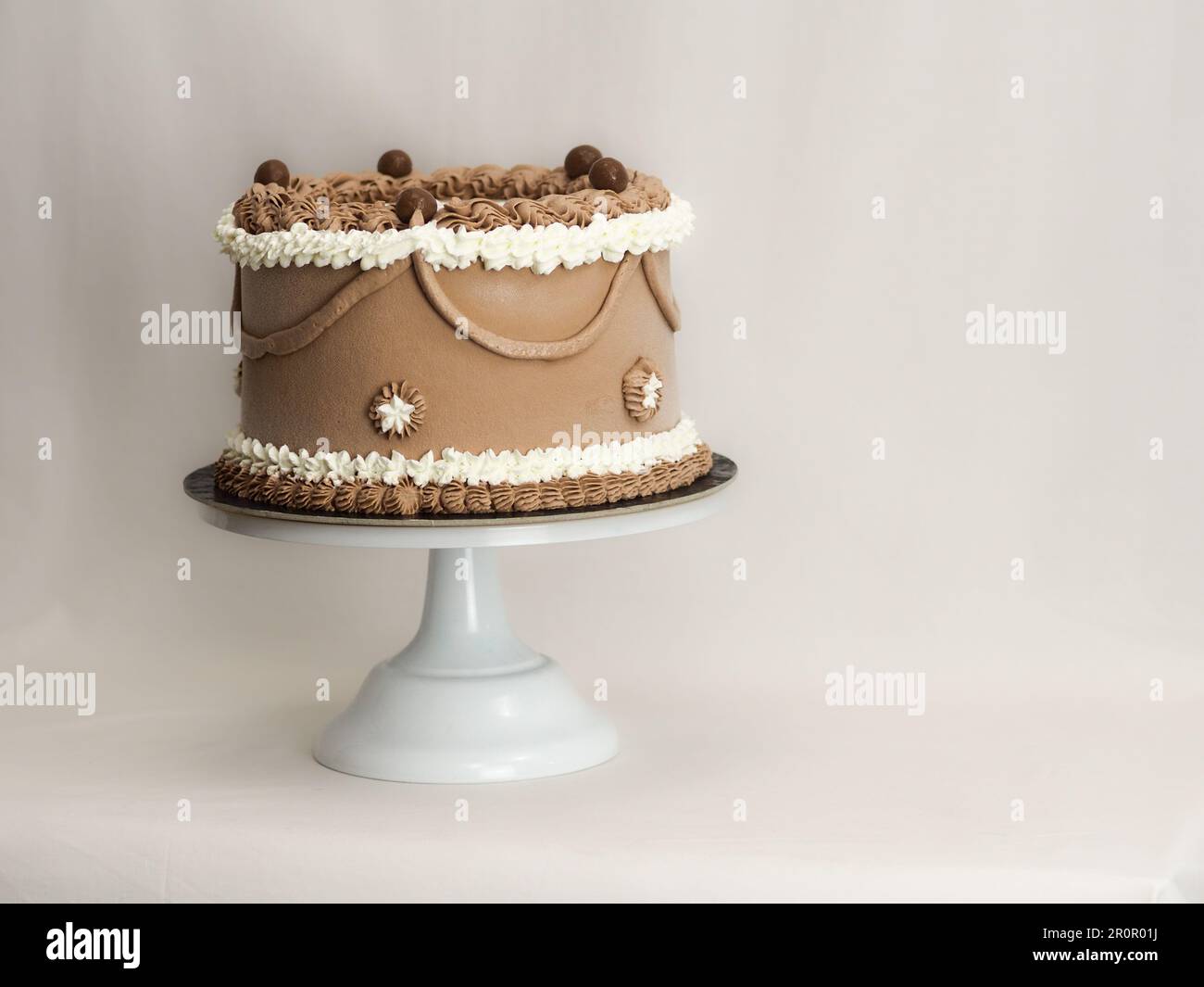 40 Best Lambeth Cake Ideas : Brown Lambeth Buttercream
