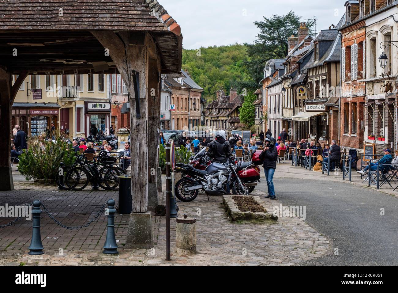 In the center of Lyons-la-Foret, the different restaurant and pub attract the tourist at their table |  Le centre de Lyons-la-Foret est ses quelques r Stock Photo