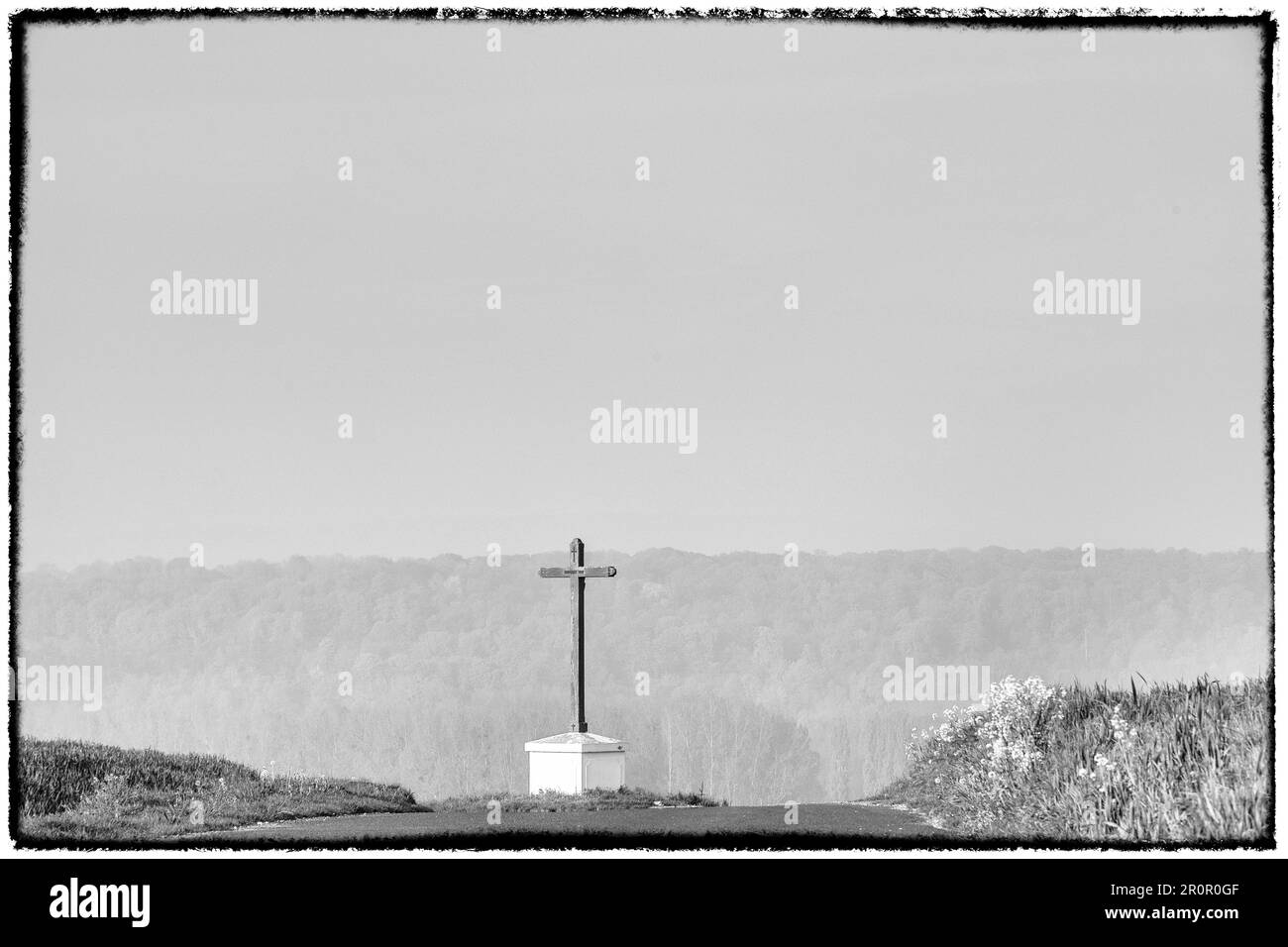 Cross along a countryside road | Croix le long d'une route Stock Photo