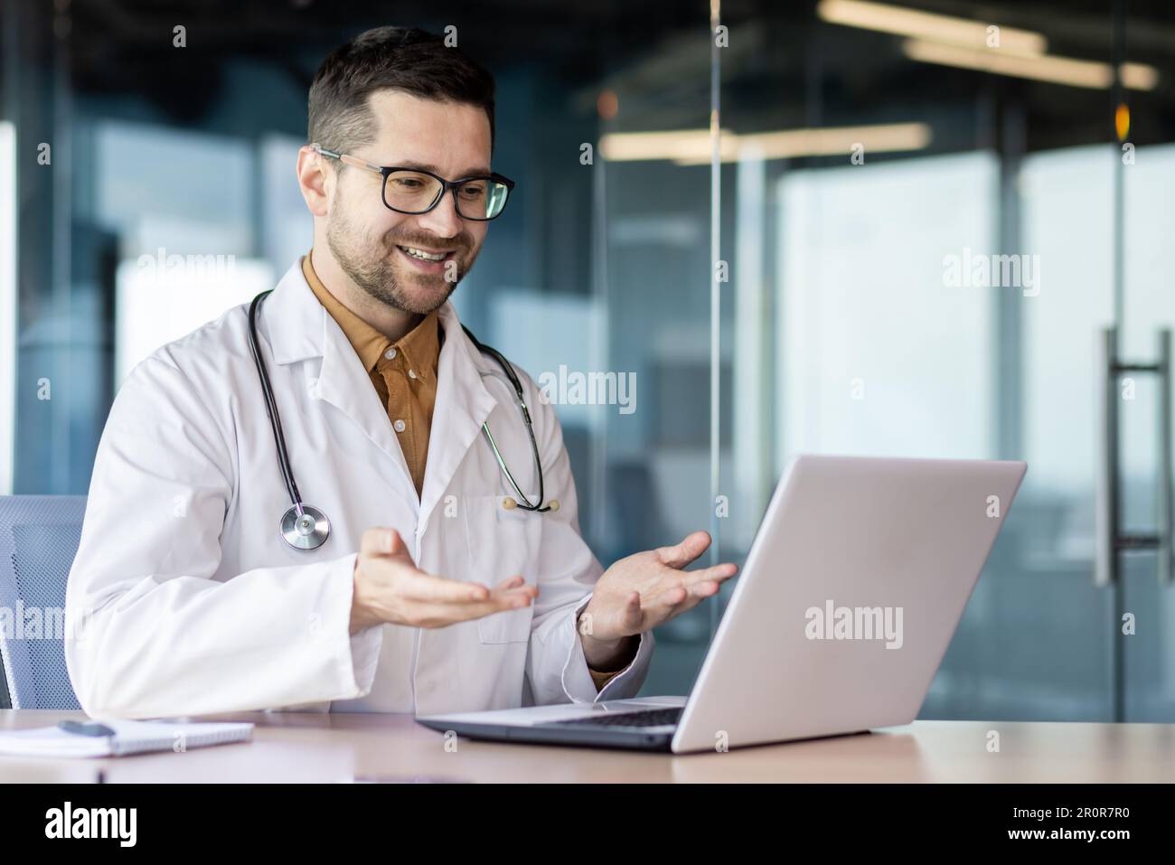 Doctor Computer Client Image Man explaining device works hi-res stock photography and images - Alamy
