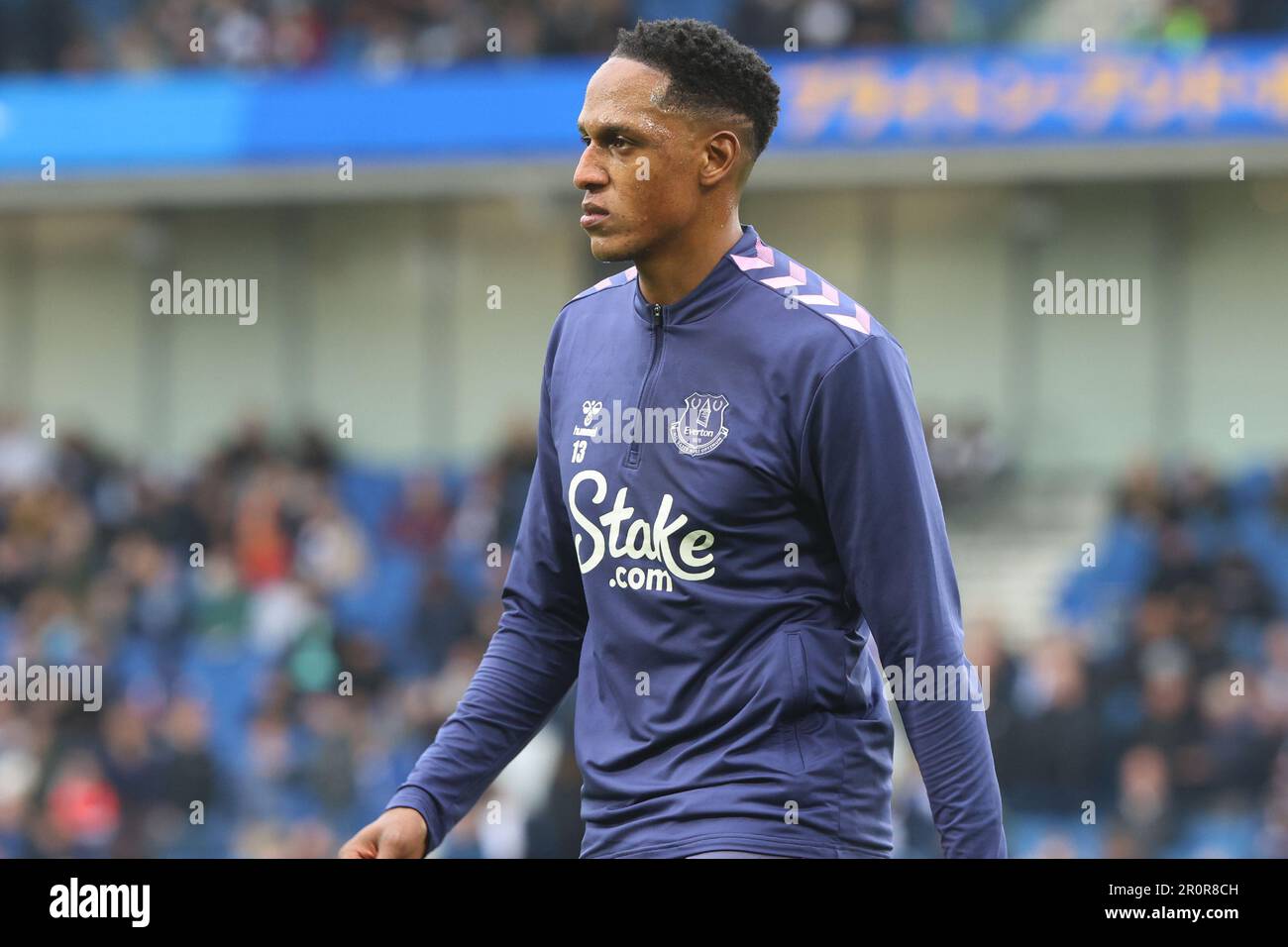 Yerry Mina warms up for Everton FC before their match against Brighton & Hove Albion at the AMEX Stadium Stock Photo