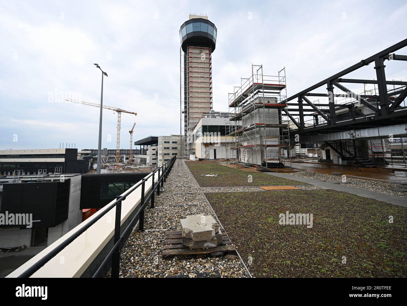 PRODUCTION - 09 May 2023, Hesse, Frankfurt/Main: The apron tower at ...