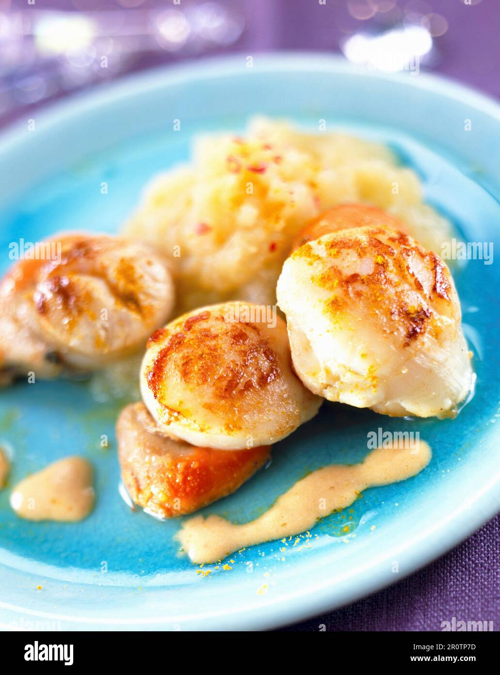 Panfried scallops with curry and apple sauce Stock Photo Alamy