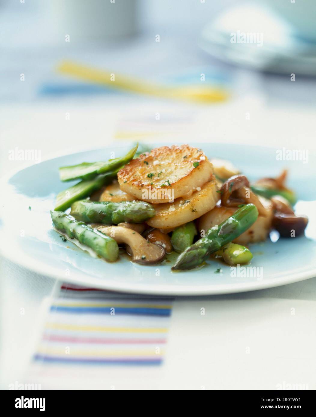Panfried scallops with asparagus and mushrooms Stock Photo Alamy