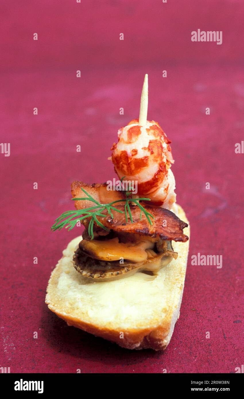Scallop skewers with crispy bacon and crab tails Stock Photo Alamy