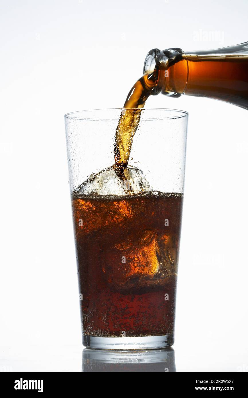 Pouring cola soda ice cubes hi-res stock photography and images - Alamy