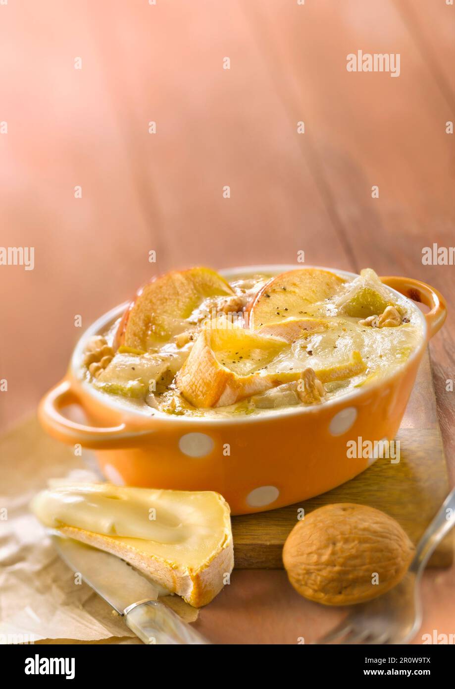 Chicorée-Apfelgratin mit Reblochon Stock Photo - Alamy