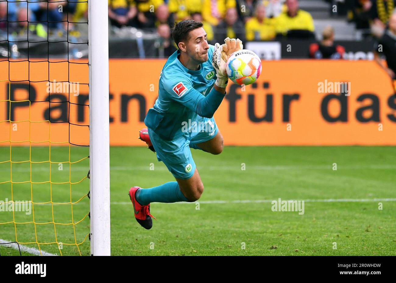 Bundesliga, Signal Iduna Park Dortmund: Borussia Dortmund vs VfL Wolfsburg; Koen Casteels (WOL) Stock Photo