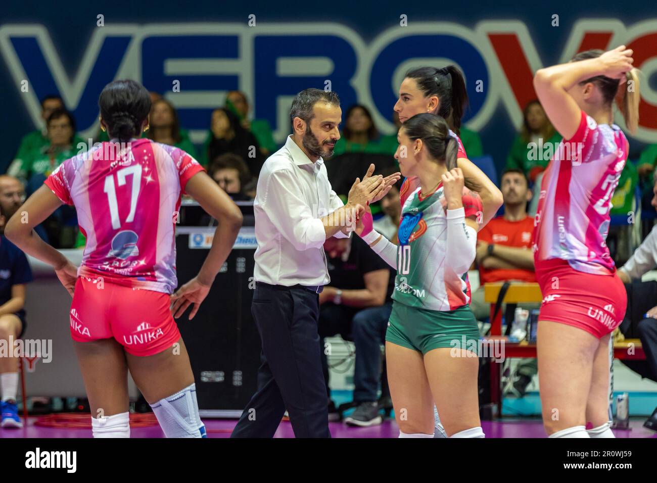 Monza, Italy. 09th May, 2023. Head coach Marco Gaspari and Milano players during time out Credit: Independent Photo Agency/Alamy Live News Stock Photo
