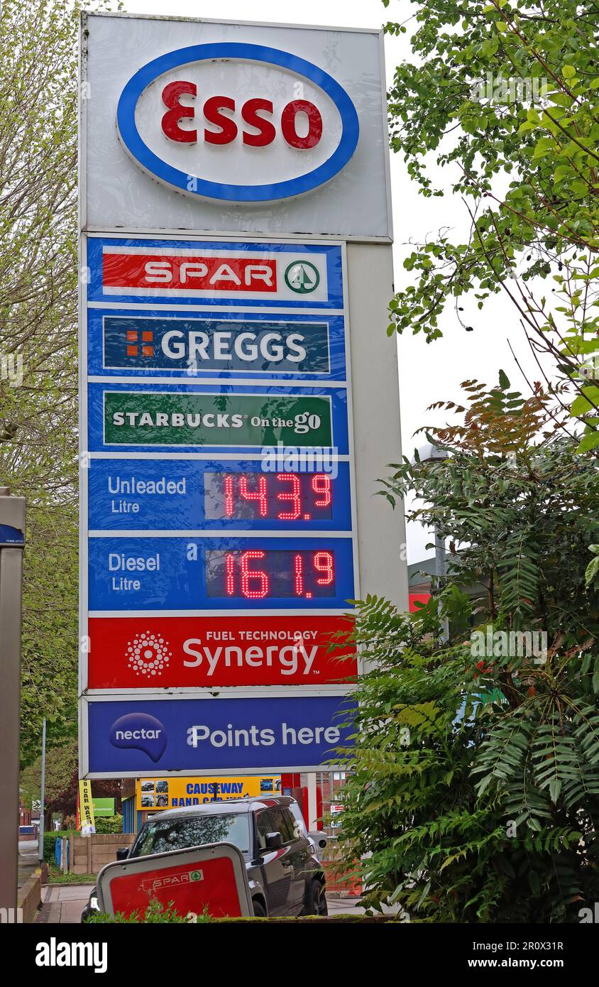 ESSO EG Causeway filling station - Spar,Greggs,Starbucks, Nectar Wilderspool ,Warrington, Cheshire, England, UK, WA4 6QE Stock Photo