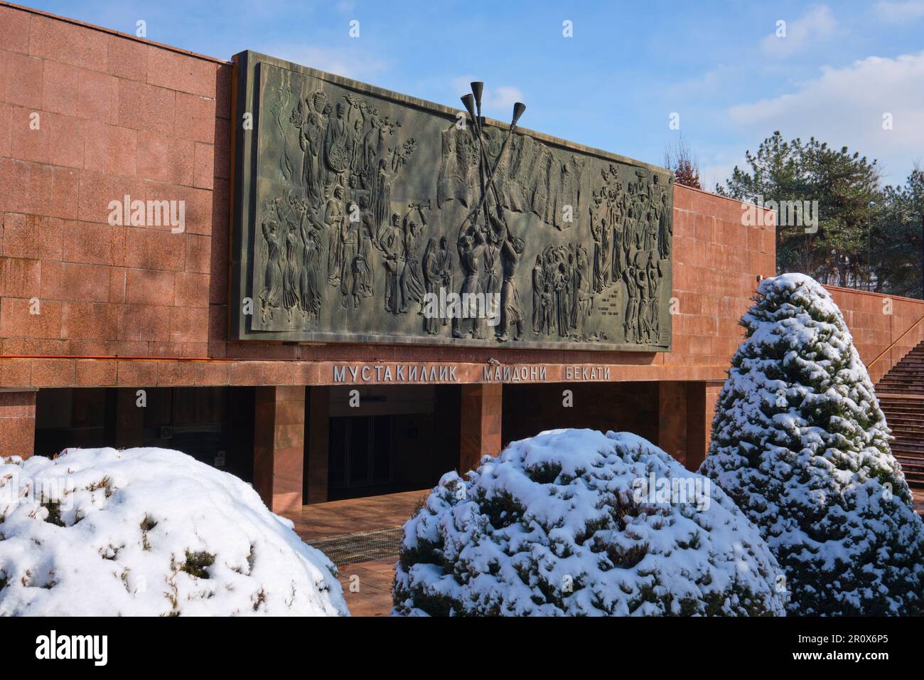 View of the big bronze frieze hanging outside the station entrance for the metro stop at Mustakillik Maydoni. Right after a winter storm left a light Stock Photo