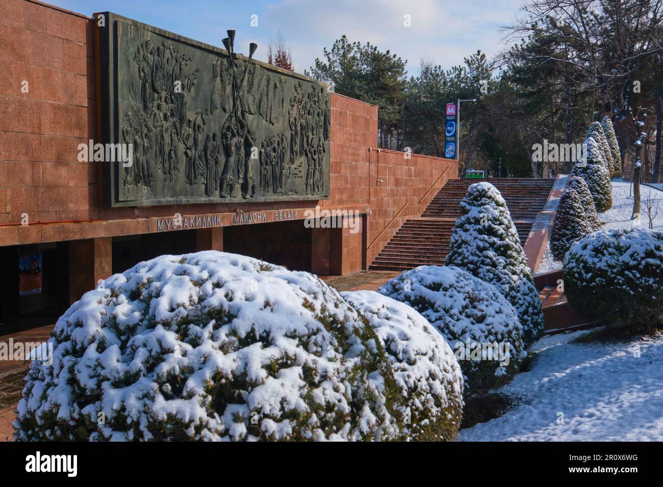 View of the big bronze frieze hanging outside the station entrance for the metro stop at Mustakillik Maydoni. Right after a winter storm left a light Stock Photo